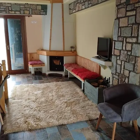 Oreiades Gazde/Camere de închiriat *